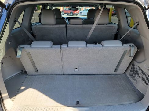 Used 2018 Toyota Highlander XLE image 17