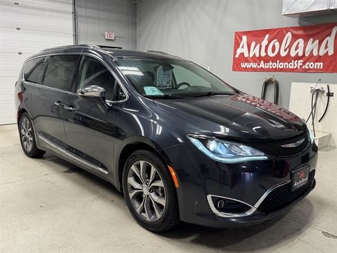Used 2019 Chrysler Pacifica Limited FWD image 3