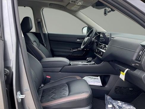 New 2026 Nissan Pathfinder Platinum image 11
