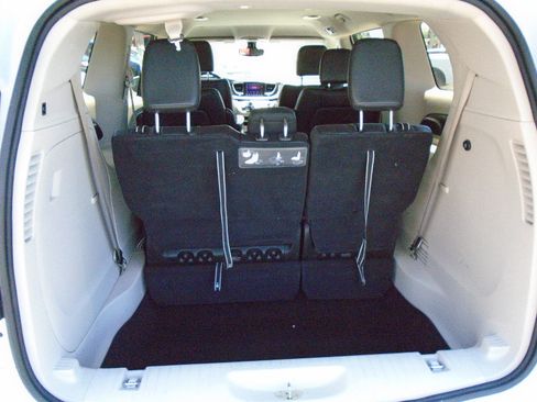 Used 2017 Chrysler Pacifica Touring-L FWD image 9