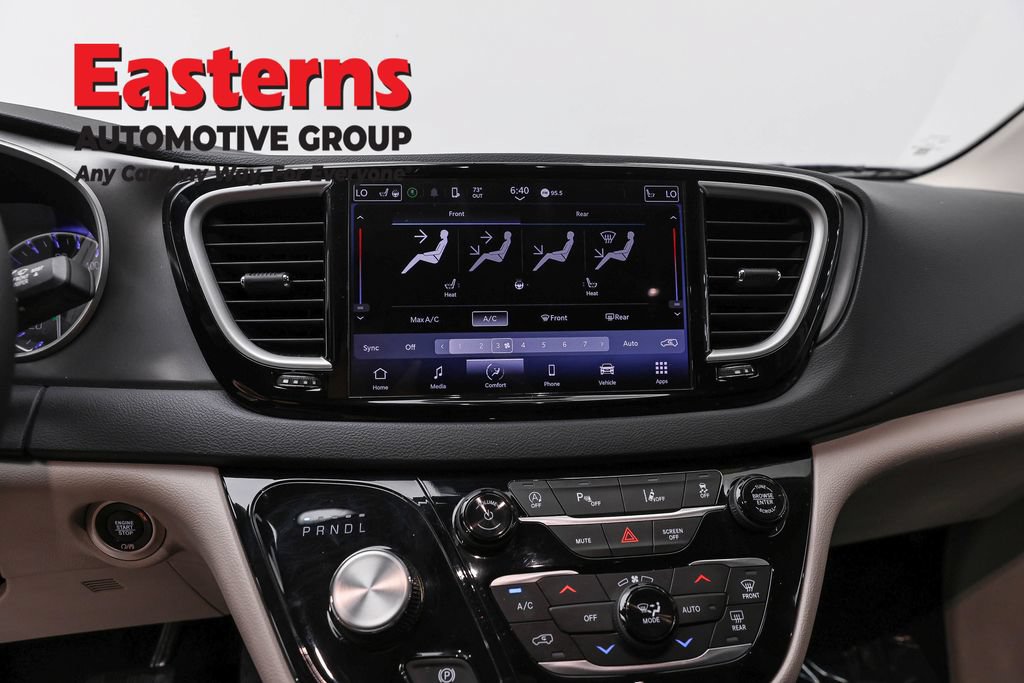 Used 2023 Chrysler Pacifica Touring-L FWD image 13