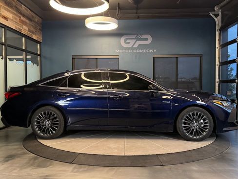 Used 2021 Toyota Avalon XSE FWD image 2