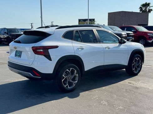 Certified 2025 Chevrolet Trax LT FWD image 4