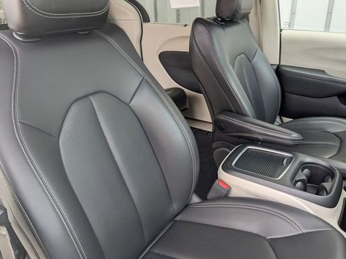 Used 2023 Chrysler Pacifica Touring-L image 28