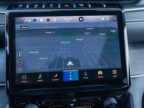 Used 2023 Jeep Grand Cherokee Limited w/ Black Appearance Package image 18