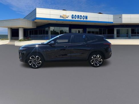 Used 2025 Chevrolet Trax RS FWD image 2