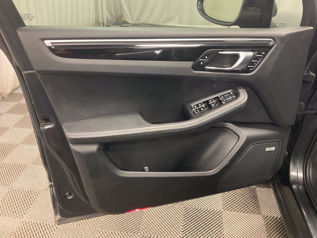 Used 2018 Porsche Macan AWD/4WD image 19