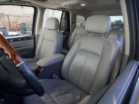 Used 2009 GMC Envoy Denali w/ Sun And 6-Disc Cd Package image 18