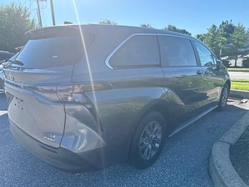 Used 2024 Toyota Sienna LE AWD/4WD image 3