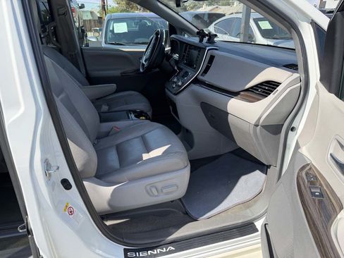 Used 2018 Toyota Sienna XLE w/ XLE Navigation Package FWD image 18