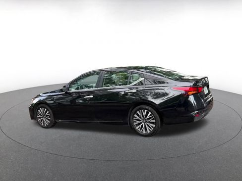 Used 2025 Nissan Altima 2.5 SV image 10