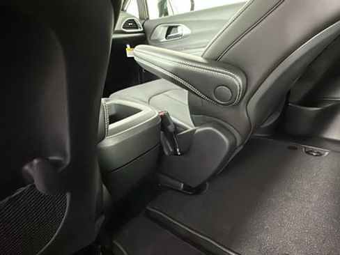 New 2026 Chrysler Pacifica Select FWD image 13