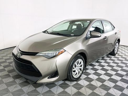 Used 2018 Toyota Corolla LE image 7