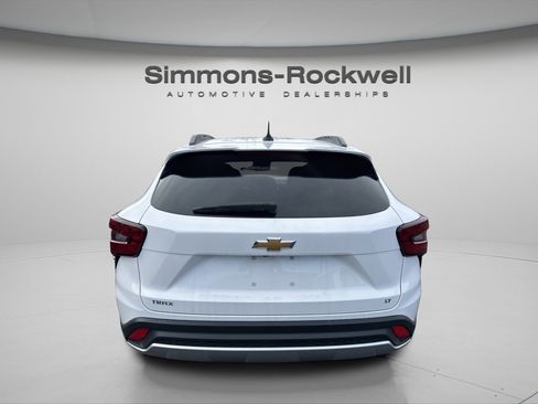 Used 2025 Chevrolet Trax LT w/ LT Convenience Package FWD image 3