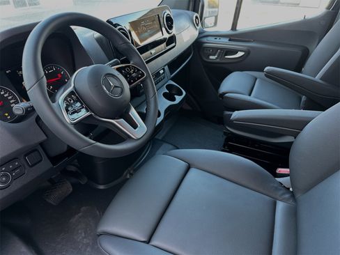 Used 2024 Mercedes-Benz Sprinter 2500 image 11