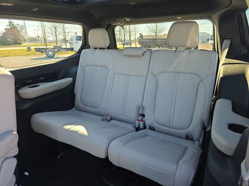 New 2026 Jeep Grand Wagoneer Summit AWD/4WD image 10