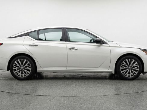 Used 2025 Nissan Altima 2.5 SV image 11
