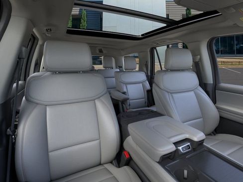 New 2025 Ford Expedition Active image 10