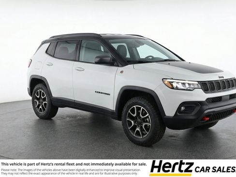 Used 2025 Jeep Compass Trailhawk AWD/4WD image 1
