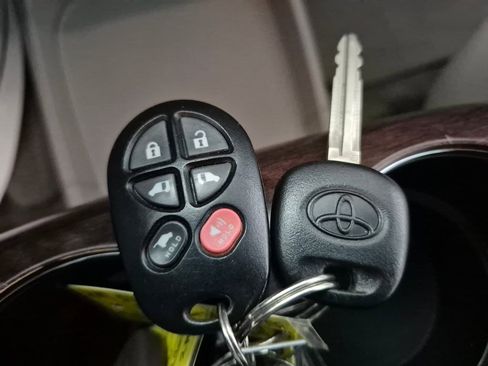 Used 2013 Toyota Sienna XLE image 34