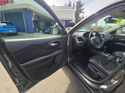 Used 2016 Jeep Cherokee Latitude w/ Cold Weather Group AWD/4WD image 20