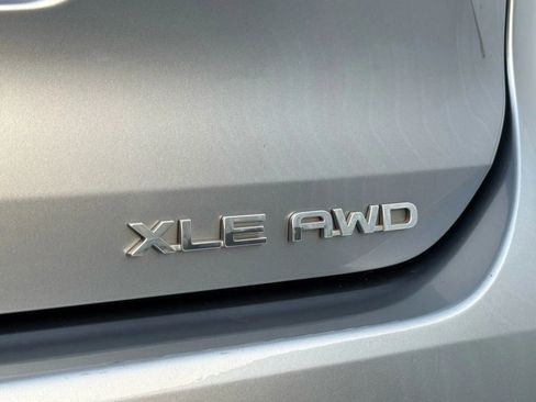 Used 2020 Toyota Highlander XLE AWD/4WD image 44