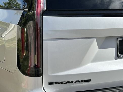 Used 2022 Cadillac Escalade ESV Premium Luxury AWD/4WD image 7