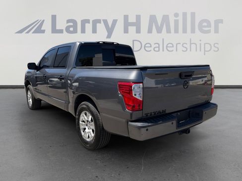 Used 2019 Nissan Titan SV w/ SV Convenience Package RWD image 3