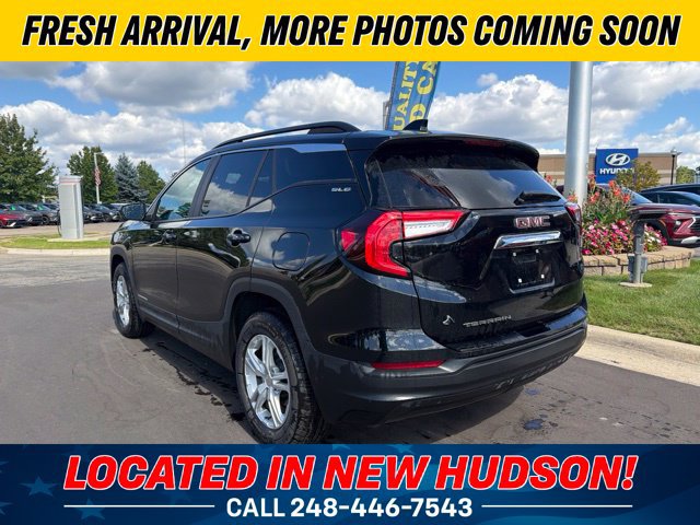 Used 2024 GMC Terrain SLE w/ Driver Convenience Package FWD image 2