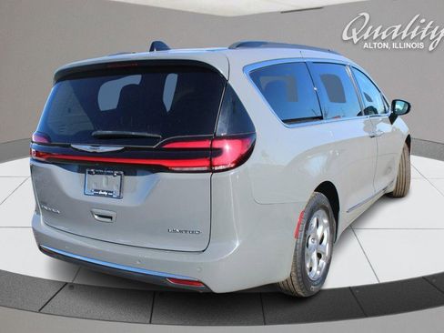 Used 2023 Chrysler Pacifica Limited image 4