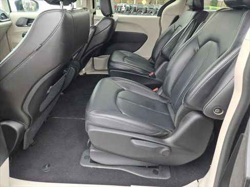 Certified 2024 Chrysler Pacifica Select image 15