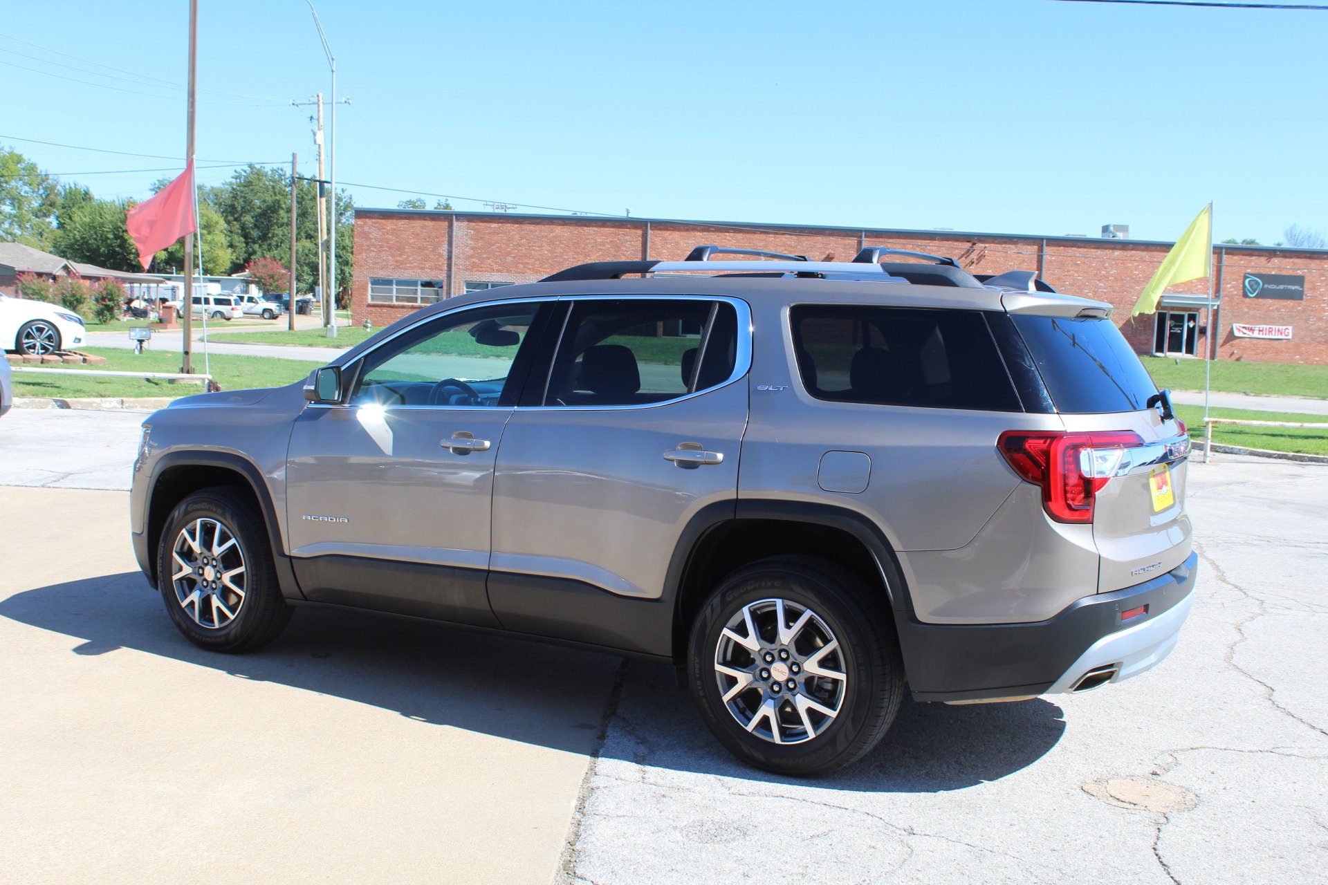 Used 2023 GMC Acadia SLT FWD image 8