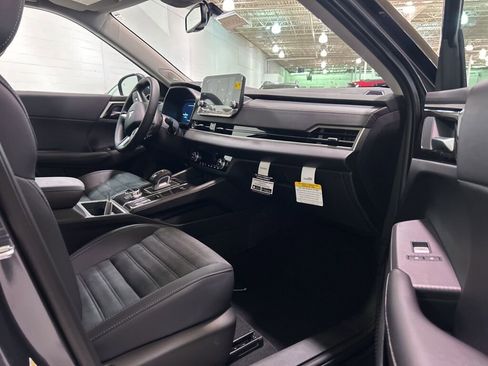 New 2025 Mitsubishi Outlander SE image 9