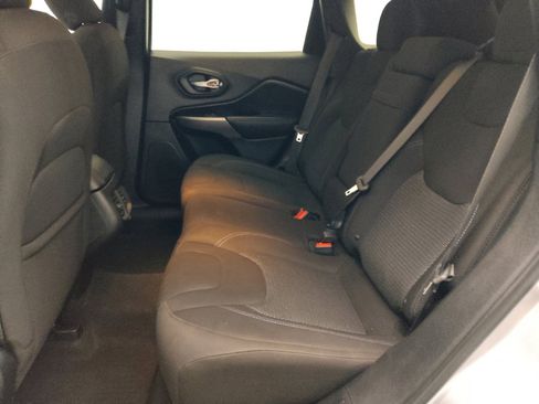 Used 2019 Jeep Cherokee Latitude w/ Popular Appearance Group FWD image 18