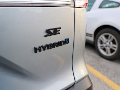 Used 2024 Toyota Corolla Cross AWD Hybrid image 12