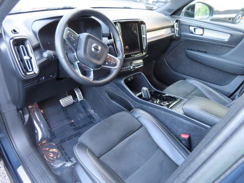 Used 2022 Volvo XC40 T5 R-Design w/ Climate Package AWD/4WD image 9