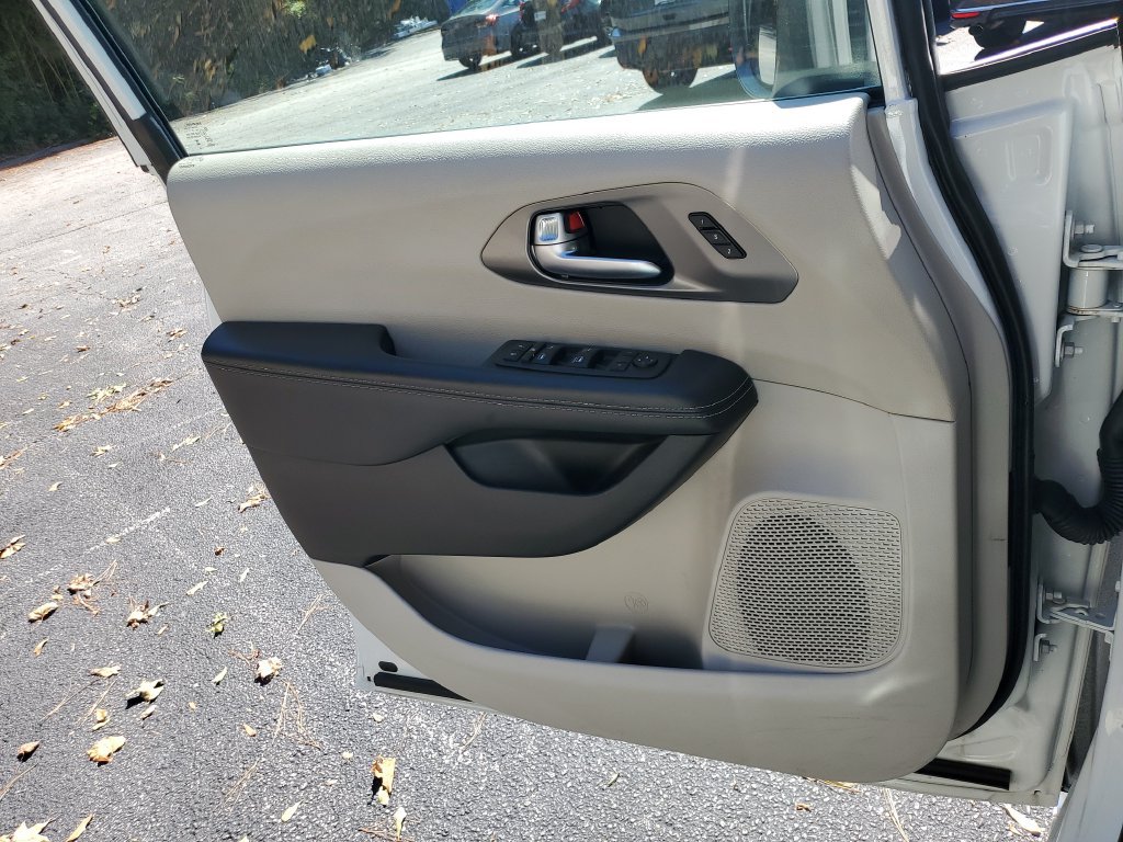 Used 2023 Chrysler Pacifica Touring-L FWD image 31