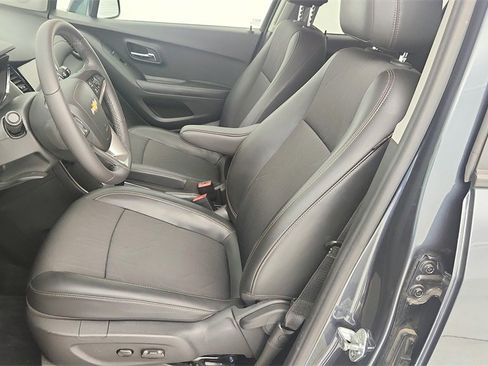 Used 2022 Chevrolet Trax LT w/ LT Convenience Package image 17