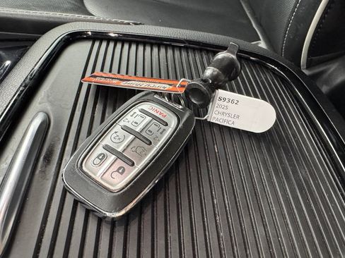 Used 2025 Chrysler Pacifica Limited FWD image 2