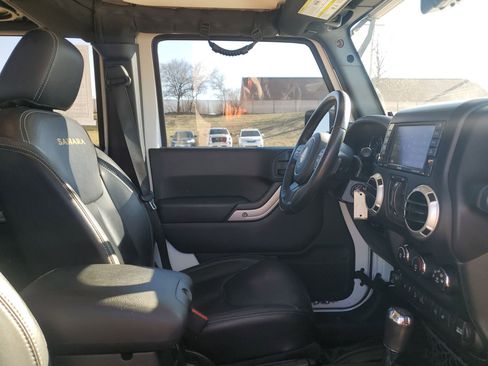 Used 2015 Jeep Wrangler Unlimited Sahara w/ Connectivity Group AWD/4WD image 31