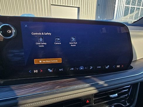 Used 2025 Chevrolet Suburban Z71 image 27