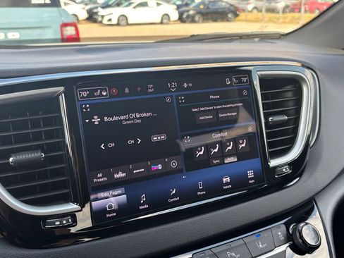 Used 2025 Chrysler Pacifica Select image 20