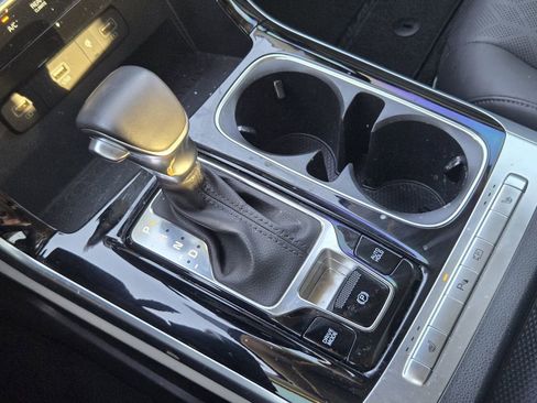 Used 2023 Kia Carnival EX image 18