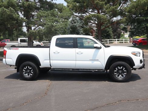 Used 2017 Toyota Tacoma TRD Off-Road w/ Premium & Technology Package AWD/4WD image 3