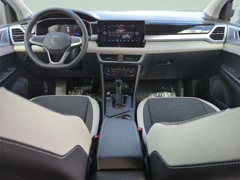 New 2026 Volkswagen Taos SE image 18