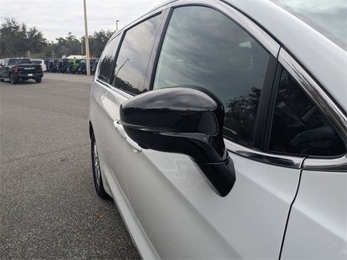 New 2026 Chrysler Pacifica Select image 13