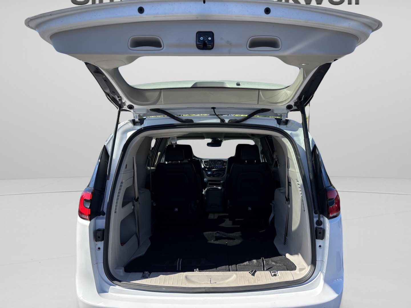 Used 2024 Chrysler Pacifica Touring-L FWD image 8