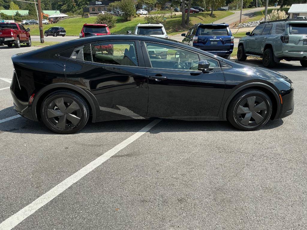 Used 2023 Toyota Prius LE FWD image 7
