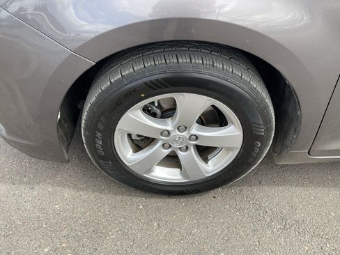 Used 2013 Toyota Sienna LE w/ Towing Pkg FWD image 9