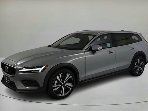 Certified 2026 Volvo V60 B5 Cross Country Plus w/ Climate Package AWD/4WD image 8